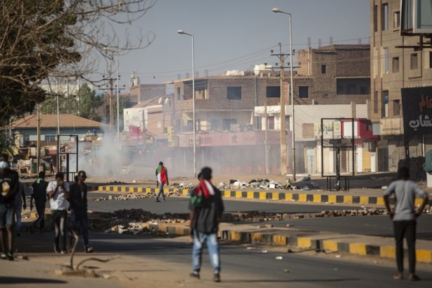 Foto - O ülkede yüzlerce kişi sokaklara döküldü! 1 kişi hayatını kaybetti
