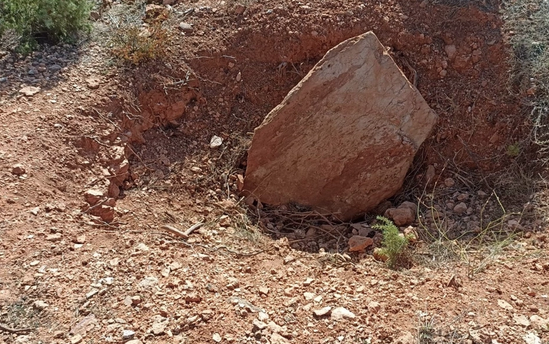 Foto - O ülkenin köyü defineciler tarafından tahrip edildi: Şoke eden manzara! Diş, kafatası, kemikler bulundu