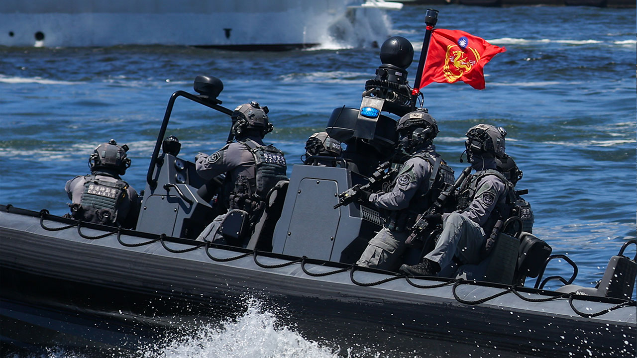 Foto - "O ülkeyle savaş çıkarsa…" tatbikatı!.. Kuşatmaya karşı deniz piyadelerini sahaya indirdiler