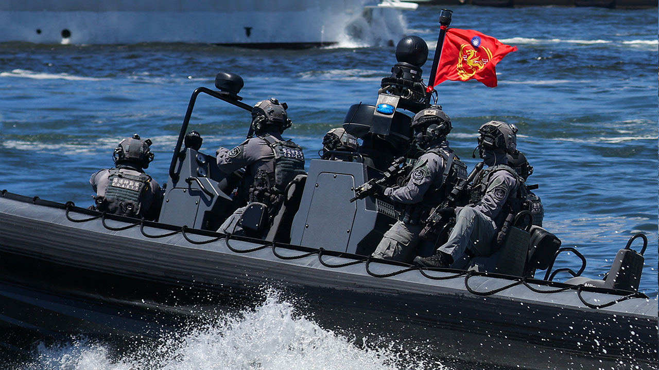 Foto - "O ülkeyle savaş çıkarsa…" tatbikatı!.. Kuşatmaya karşı deniz piyadelerini sahaya indirdiler