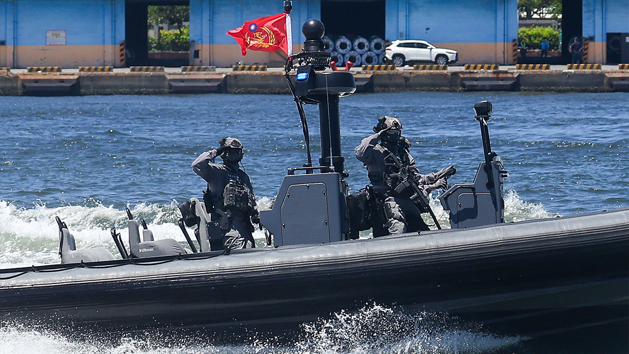 Foto - "O ülkeyle savaş çıkarsa…" tatbikatı!.. Kuşatmaya karşı deniz piyadelerini sahaya indirdiler