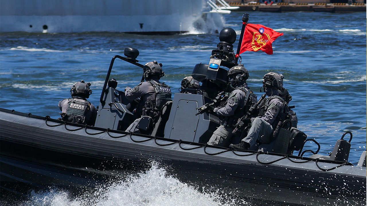 "O ülkeyle savaş çıkarsa…" tatbikatı!.. Kuşatmaya karşı deniz piyadelerini sahaya indirdiler