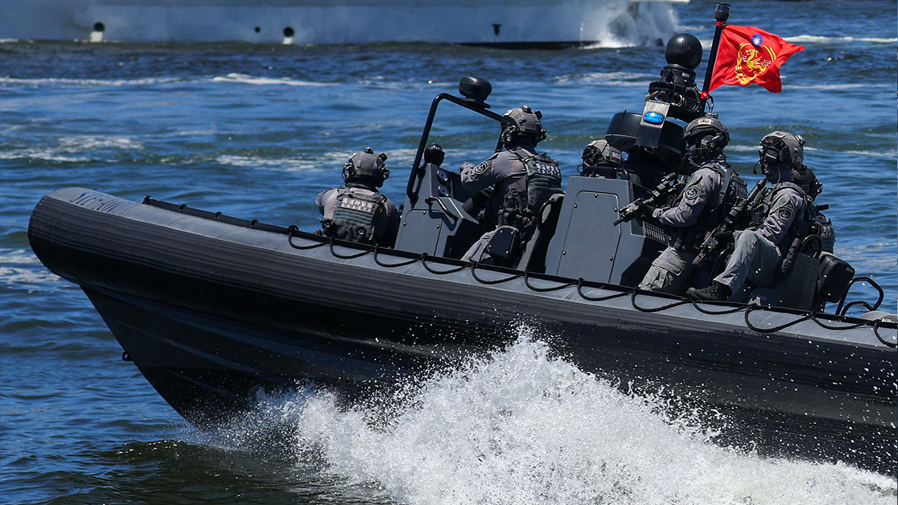 Foto - "O ülkeyle savaş çıkarsa…" tatbikatı!.. Kuşatmaya karşı deniz piyadelerini sahaya indirdiler