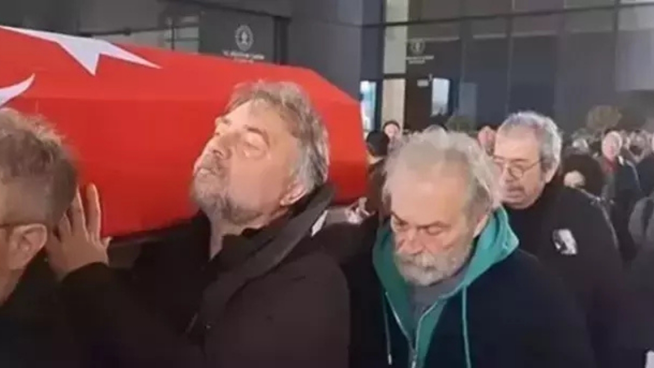 O ünlü oyuncunun cenaze namazı kılınmadı! Gâvur gibi yaşadı, Müslüman gibi gömülmek istemedi! İmam yok, İngiliz rock grubu var! Bu da bi’ şey, yine kalıbının adamıymış