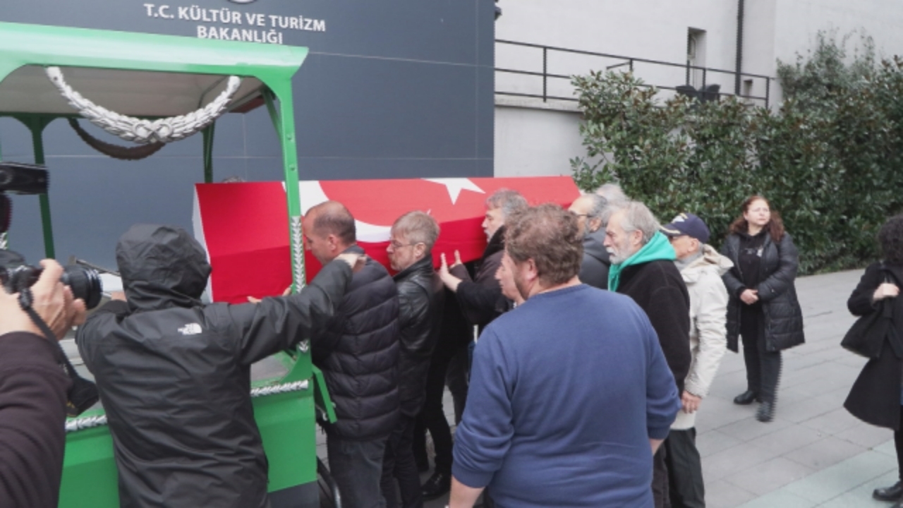 Foto - O ünlü oyuncunun cenaze namazı kılınmadı! Gâvur gibi yaşadı, Müslüman gibi gömülmek istemedi! İmam yok, İngiliz rock grubu var! Bu da bi’ şey, yine kalıbının adamıymış