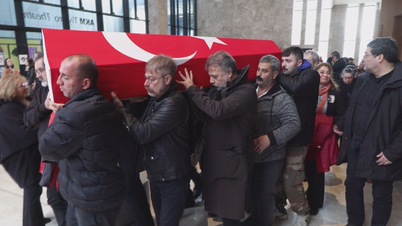 Foto - O ünlü oyuncunun cenaze namazı kılınmadı! Gâvur gibi yaşadı, Müslüman gibi gömülmek istemedi! İmam yok, İngiliz rock grubu var! Bu da bi’ şey, yine kalıbının adamıymış