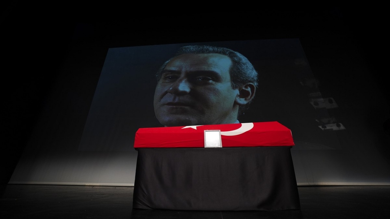 Foto - O ünlü oyuncunun cenaze namazı kılınmadı! Gâvur gibi yaşadı, Müslüman gibi gömülmek istemedi! İmam yok, İngiliz rock grubu var! Bu da bi’ şey, yine kalıbının adamıymış