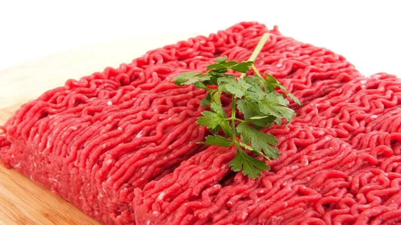 Foto - O ünlü zincir markette satılıyor! Kıymayı ikiye ayıran vatandaş resmen şok oldu