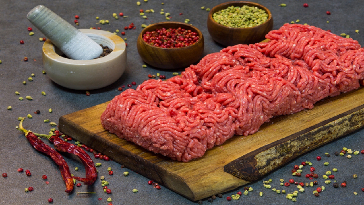 Foto - O ünlü zincir markette satılıyor! Kıymayı ikiye ayıran vatandaş resmen şok oldu