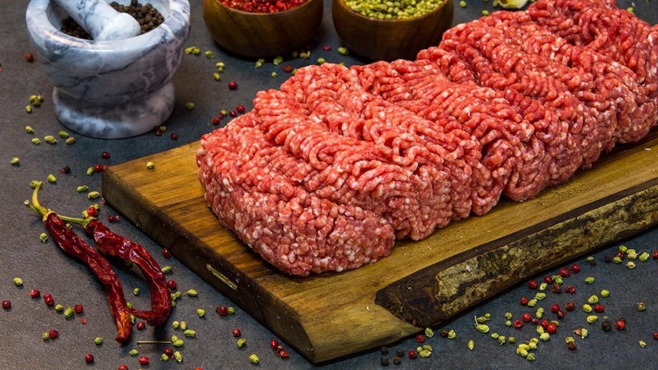 O ünlü zincir markette satılıyor! Kıymayı ikiye ayıran vatandaş resmen şok oldu