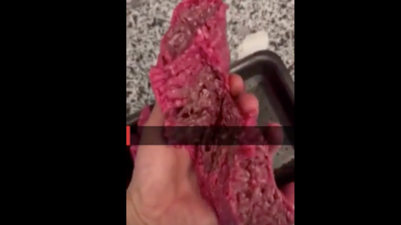 Foto - O ünlü zincir markette satılıyor! Kıymayı ikiye ayıran vatandaş resmen şok oldu