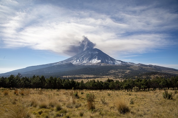 Foto - O yanardağ kül püskürttü