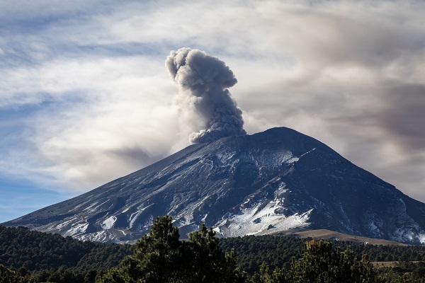 Foto - O yanardağ kül püskürttü