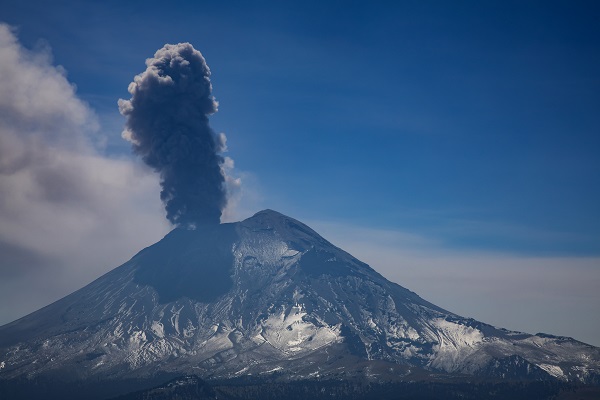 O yanardağ kül püskürttü