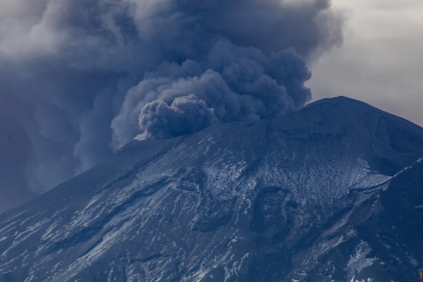 Foto - O yanardağ kül püskürttü