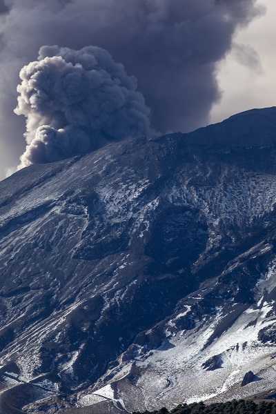 Foto - O yanardağ kül püskürttü