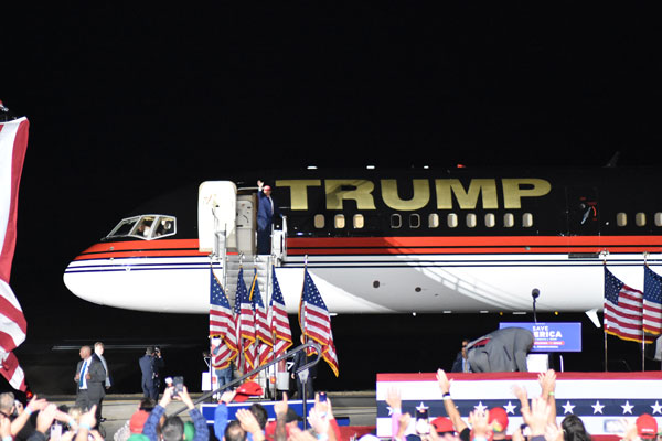 Foto - Obama ve Trump sahneye çıktı