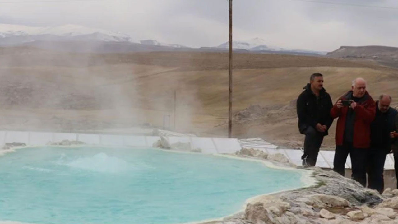 Obruk tehlikesi sürerken Konya'nın altından petrol gibi fışkırabilir! Aksi halde kuyu betonla kapatılacak