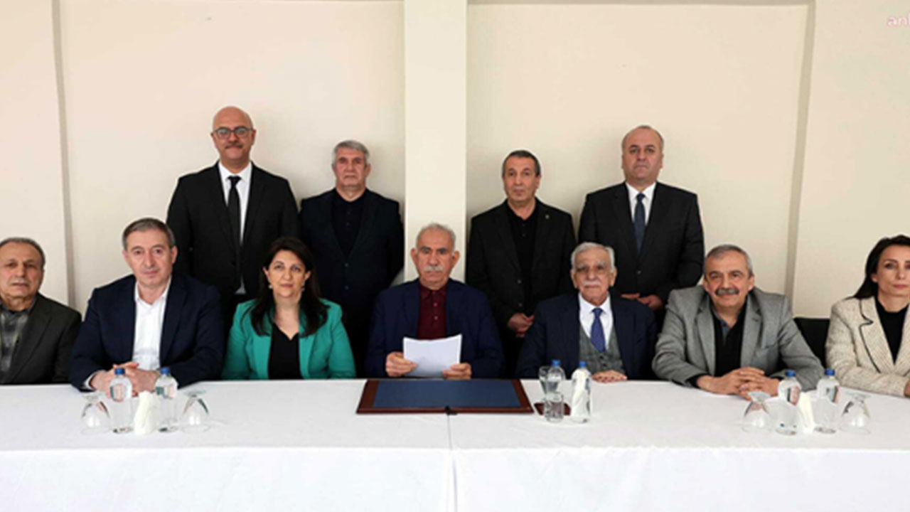 Foto - Öcalan'ın önündeki mikrofon olay oldu! Herkesin aklında aynı soru var