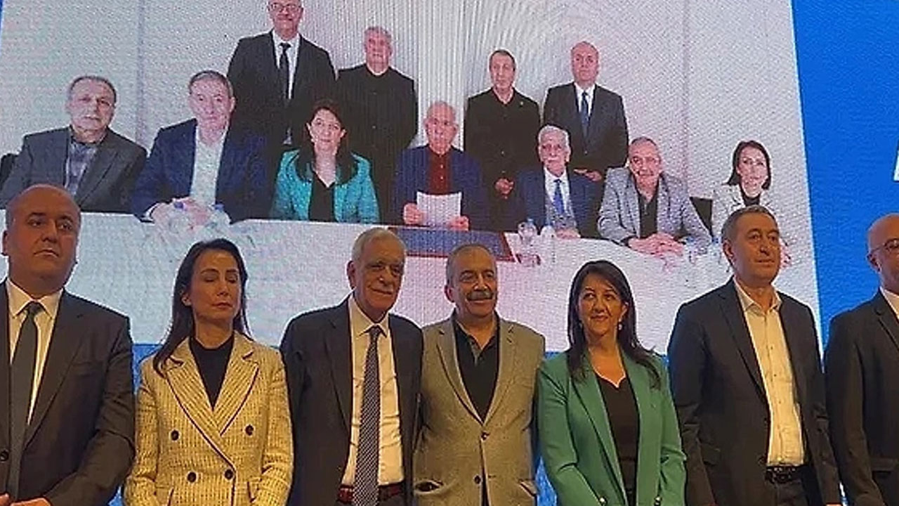 Foto - Öcalan'ın önündeki mikrofon olay oldu! Herkesin aklında aynı soru var