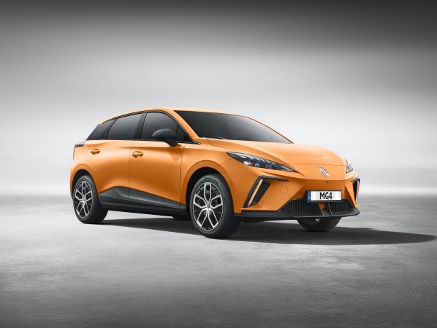 Foto - Ödül kürsüsünden inmiyor! Türkiye'de de satışta olan o model 8’den fazla adayı geride bıraktı! 