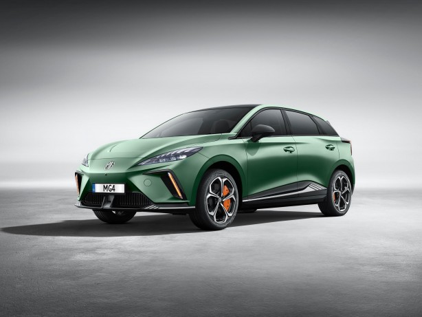 Foto - Ödül kürsüsünden inmiyor! Türkiye'de de satışta olan o model 8’den fazla adayı geride bıraktı! 