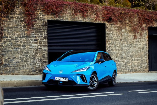 Foto - Ödül kürsüsünden inmiyor! Türkiye'de de satışta olan o model 8’den fazla adayı geride bıraktı! 