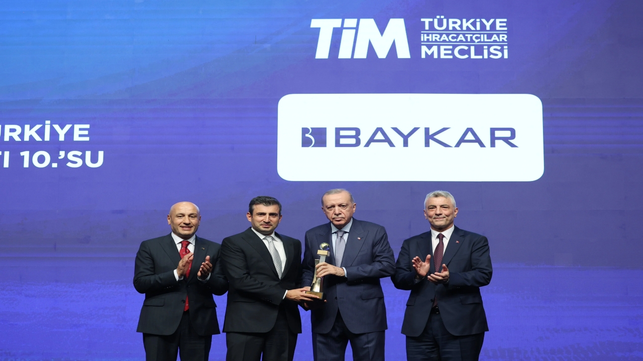 Foto - Ödül töreninde dikkat çeken Selçuk Bayraktar-Ali Koç detayı! Herkes o anlara dikkat kesildi