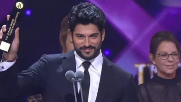 Foto - Ödül törenlerinde devletini ve milletini kötüleyen çakma sanatçılar! Güney Kore’de ödül alan Burak Özçivit bakın neler söyledi