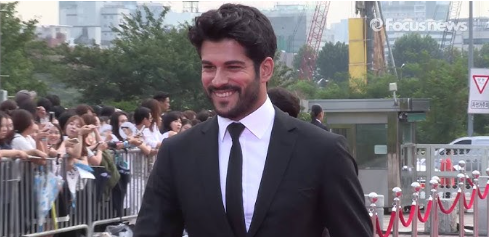 Foto - Ödül törenlerinde devletini ve milletini kötüleyen çakma sanatçılar! Güney Kore’de ödül alan Burak Özçivit bakın neler söyledi