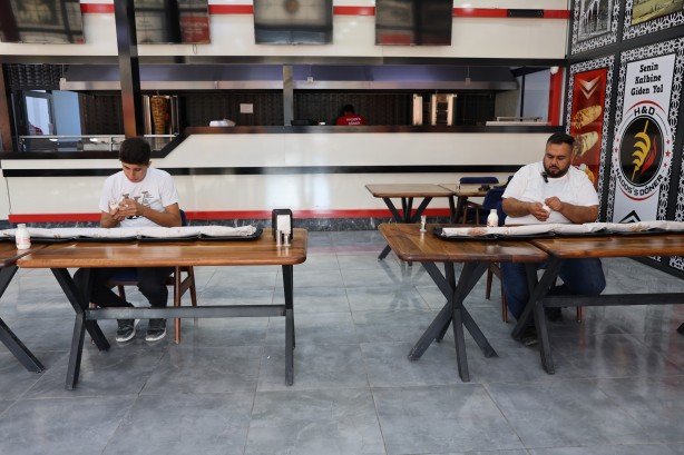 Foto - Ödülü alıca bakın nereye gitti! Döner yeme yarışmasında fıkra gibi olay!