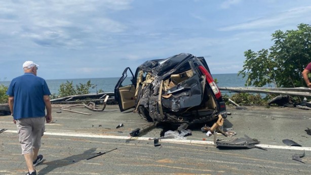 Foto - Odun yüklü TIR dehşet saçtı