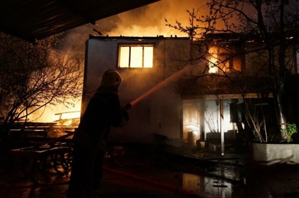 Foto - Odunlukta çıkan yangınla alevler dört evi küle çevirdi