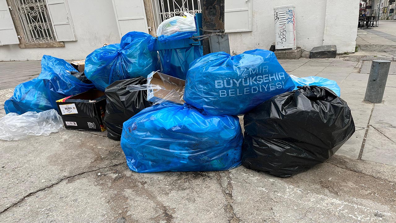 Foto - ‘Odunu koysan onu seçerim’ Çağdaş İzmir çöpe teslim!