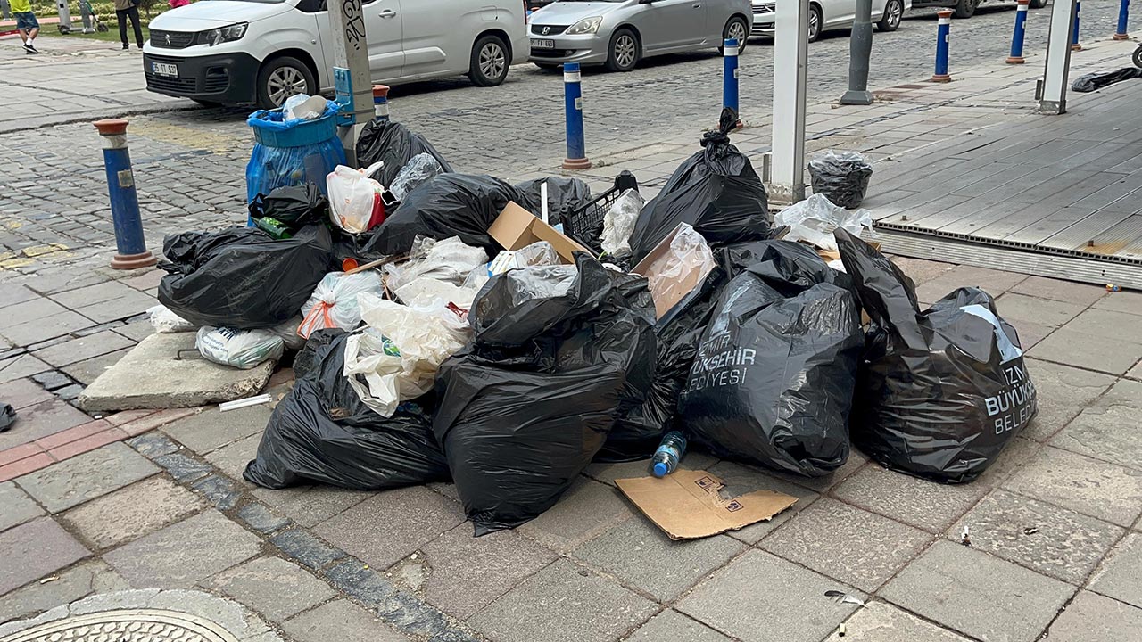 Foto - ‘Odunu koysan onu seçerim’ Çağdaş İzmir çöpe teslim!