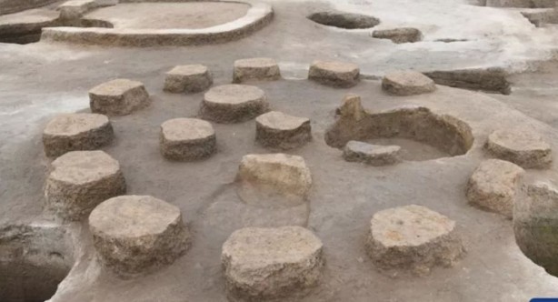 Foto - Öğle yemeği yedikten sonra bölgeye gelen kazıcılar toprağı hararetle kazdı! Yer altından birden fışkırdı! Topraktan çıkan şey tüm dünyayı şok etti 