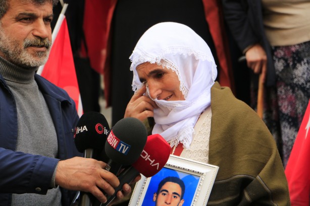 Oğlu PKK tarafından kaçırılan annenin Kürtçe çağrısı yürekleri sızlattı