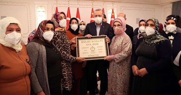 Foto - Oğlunu kurtararak PKK'ya diz çöktüren anne Ayşegül Biçer AK Parti'den aday oldu