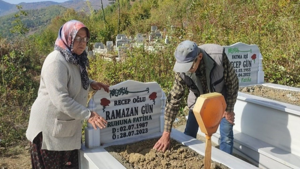 Oğlunun mezarına dua etmek için gitti, hayatının şokunu yaşadı! Gördüğüne dayanamayınca, yığılıp kaldı! Kulaklarınıza inanamayacaksınız