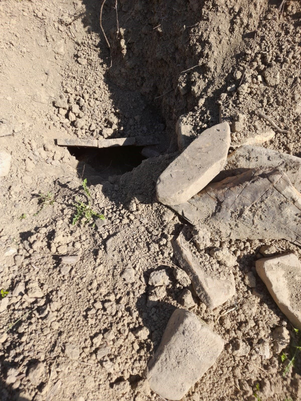 Foto - Oğlunun mezarına dua etmek için gitti, hayatının şokunu yaşadı! Gördüğüne dayanamayınca, yığılıp kaldı! Kulaklarınıza inanamayacaksınız