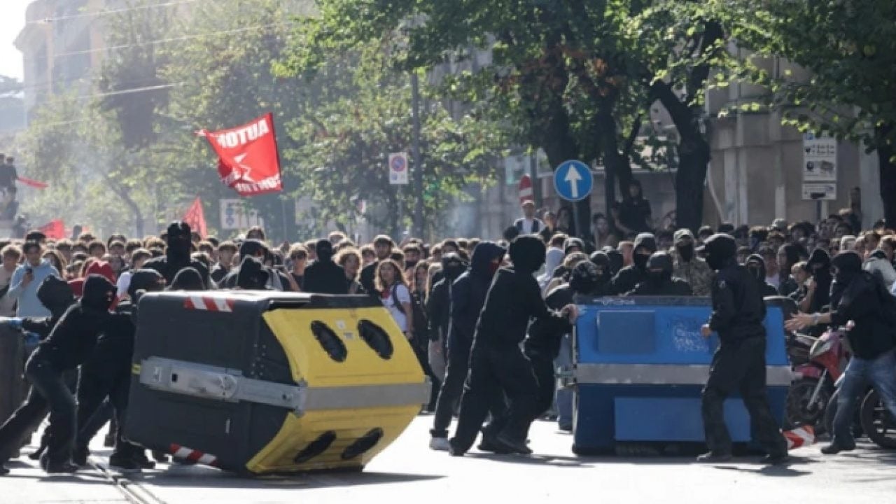 Foto - Öğrenci eylemleri domino etkisi yaptı: Avrupa ülkesinde halk polisle çatıştı!