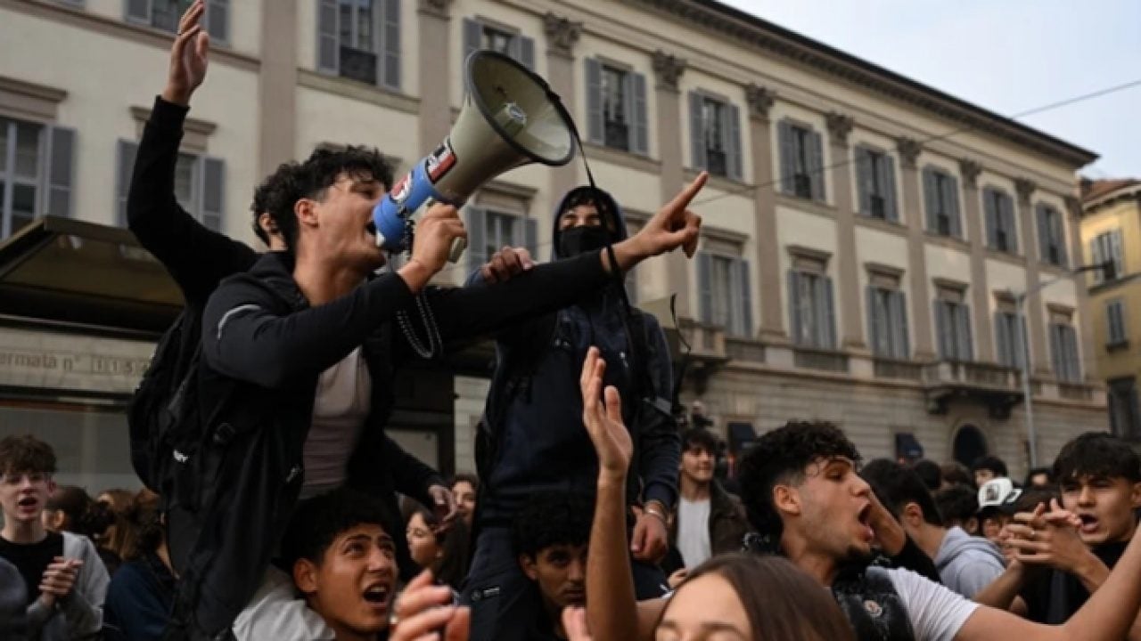 Foto - Öğrenci eylemleri domino etkisi yaptı: Avrupa ülkesinde halk polisle çatıştı!