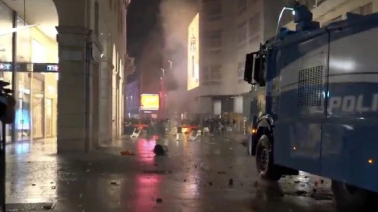 Foto - Öğrenci eylemleri domino etkisi yaptı: Avrupa ülkesinde halk polisle çatıştı!