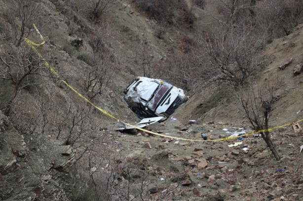 Öğrenci servisi devrildi: Ölü ve yaralılar var