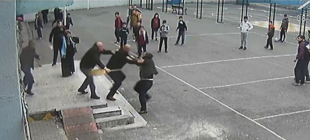Öğrenci velisi öğretmene böyle saldırıdı!