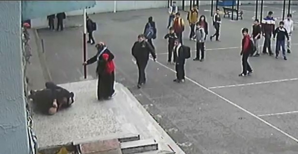 Foto - Öğrenci velisi öğretmene böyle saldırıdı!