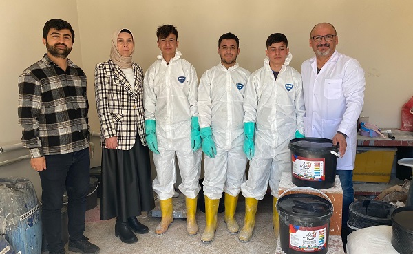 Foto - Öğrenciler 8 bin litre boya üretti