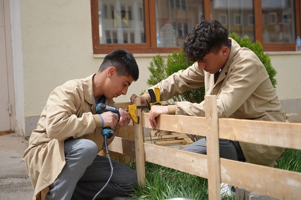 Foto - Öğrenciler arı gibi çalışıyor! Burası fabrika değil lise