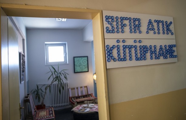 Foto - Öğrenciler atık malzemelerden kütüphane kurdu