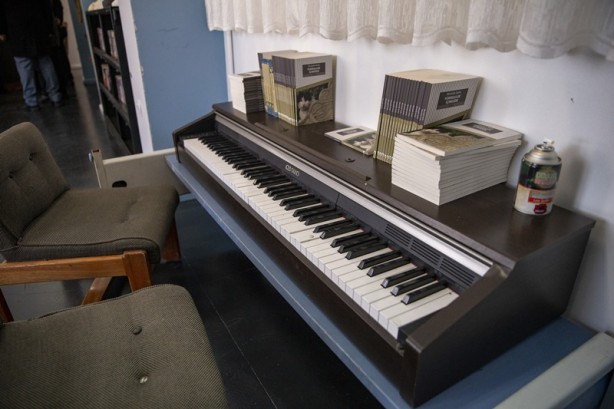 Foto - Öğrenciler atık malzemelerden kütüphane kurdu